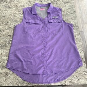 Button-down sleeveless women’s top